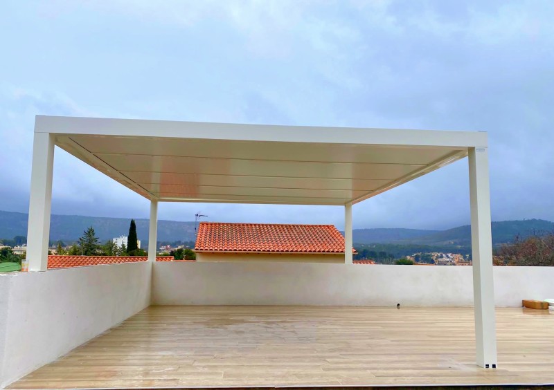 Installation d'un carport 6000X 5000, agrémenté de 4 poteaux gracieux en Blanc 9010 à Camp Major à Aubagne.
