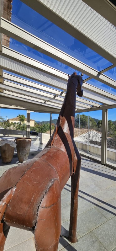 Conception d’un abri de terrasse avec store de toiture à LA CRAU