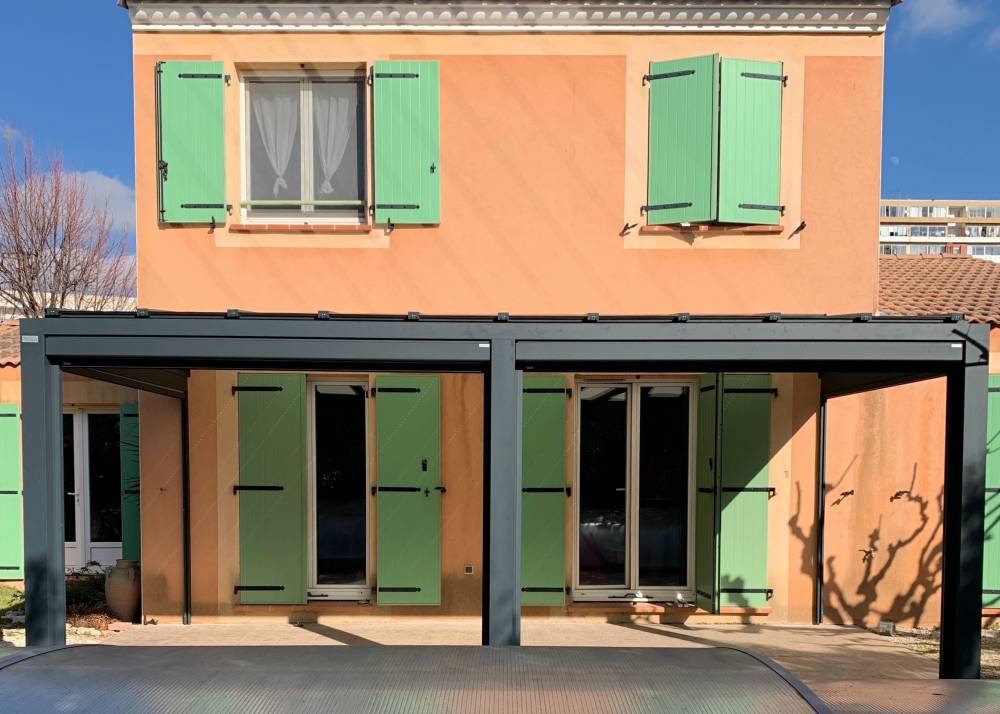 Pergola aluminium gris anthracite adossée à une maison provençale à Aix en Provence dans les Bouches du Rhone