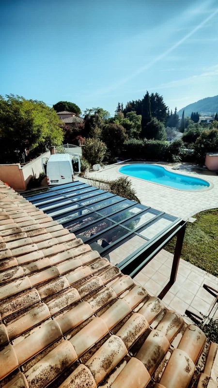 Pergola vitrée sur-mesure en aluminium avec stores à Saint Savournin