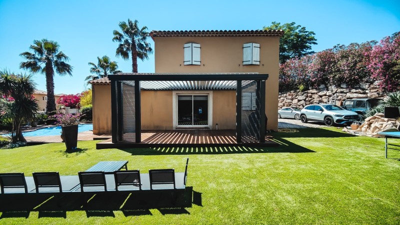 Pose d'une pergola bioclimatik de 24 m² Gris Anthracite (YL316F) dans le 13ème arrondissement de Marseille