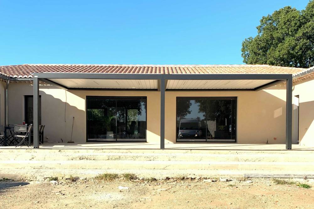Grande pergola bioclimatique en aluminium gris anthracite adossée à Ollioules dans le Var