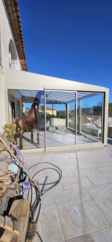 Conception d’un abri de terrasse avec store de toiture à LA CRAU