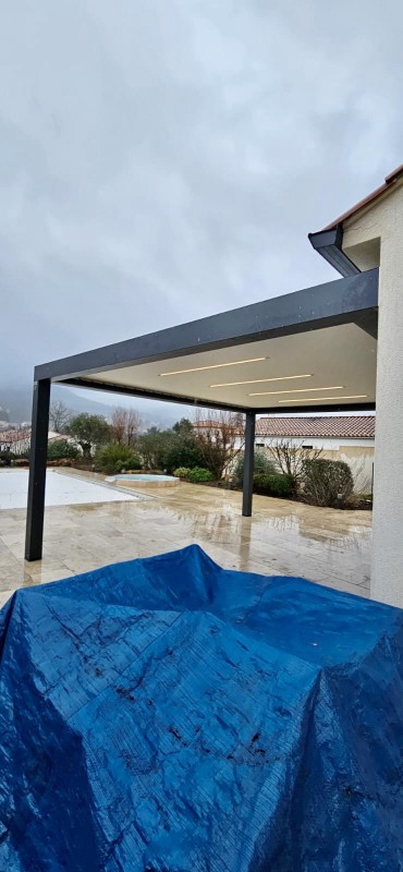 Pergola bioclimatik adossée pour profiter pleinement de sa terrasse à ROCBARON dans le 83