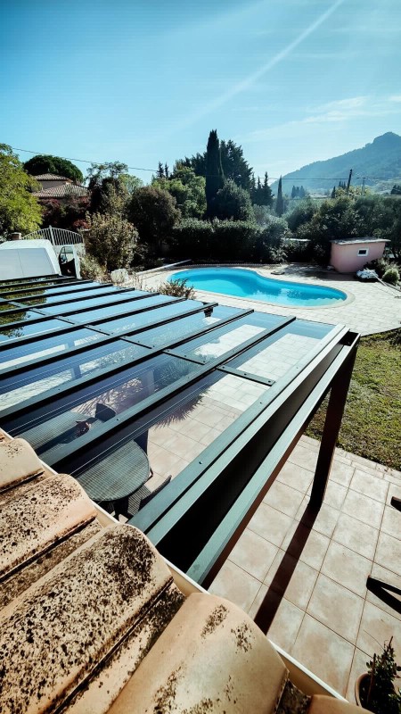 Pergola vitrée sur-mesure en aluminium avec stores à Saint Savournin