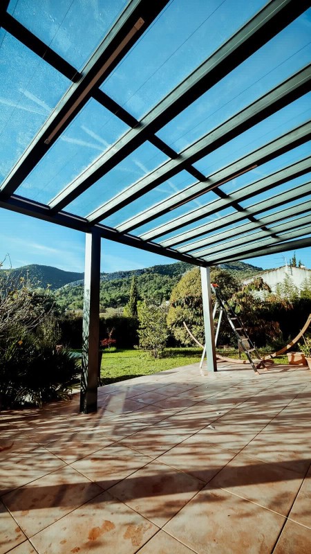 Pergola vitrée sur-mesure en aluminium avec stores à Saint Savournin