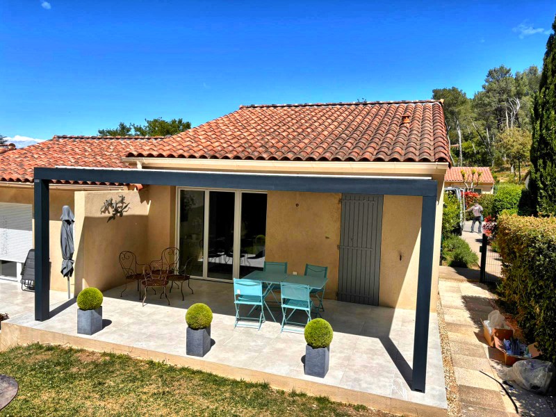Installation d'une pergola bioclimatique à Bouc-Bel-Air : de 3,2m x 6m dotée d'un système de lames orientables Ral gris anthracite et éclairage intégré