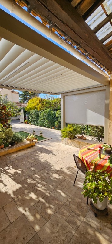 Pergola bioclimatique de dimension 4x3 adossée en aluminium au Pennes-Mirabeau