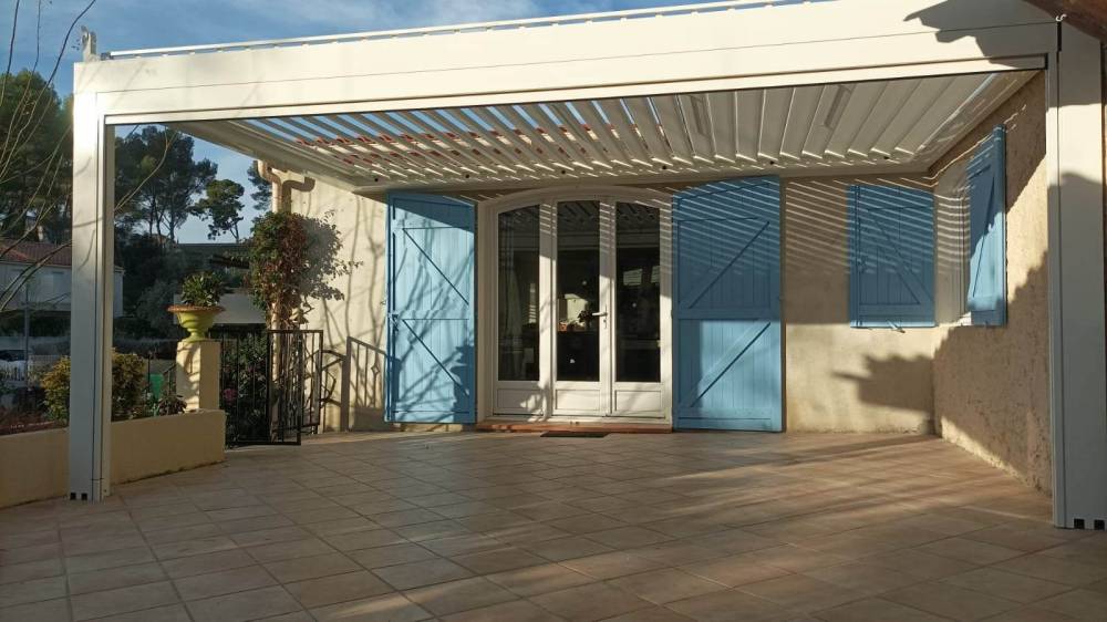 Pergola bioclimatique en aluminium blanche à Sanary-sur-Mer