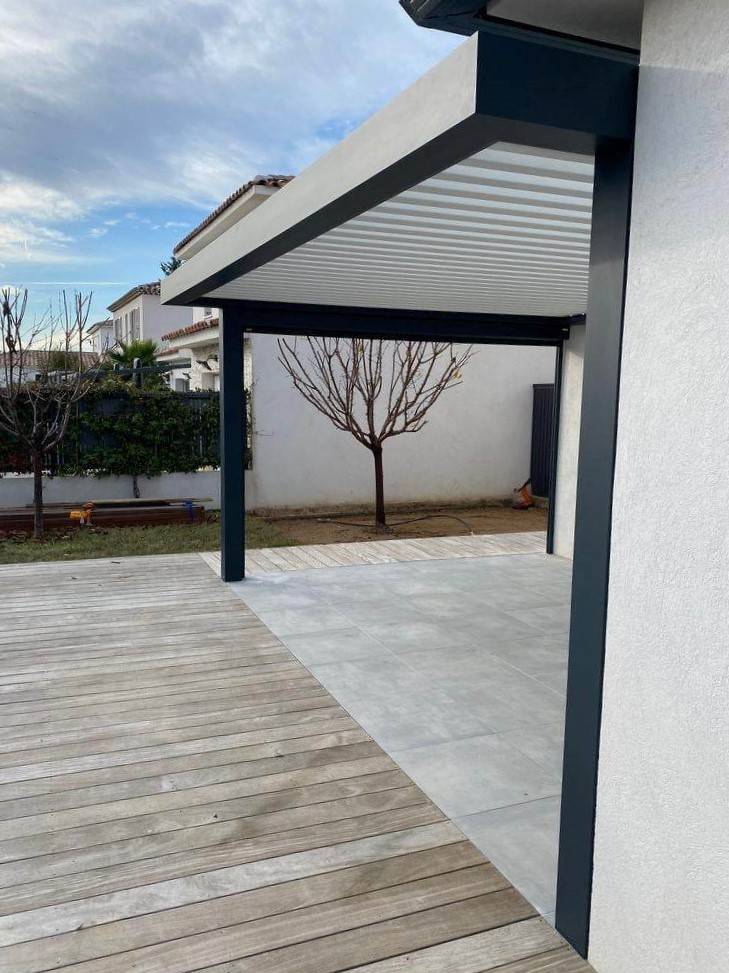 Pose d'une pergola bioclimatique en aluminium avec lames modulables à Sanary-sur-Mer