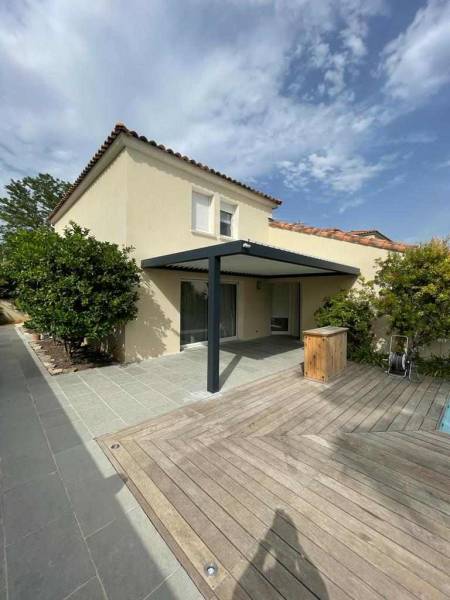 Fixation d'une pergola bioclimatique 3x3 adossée à une maison à Evenos dans le Var