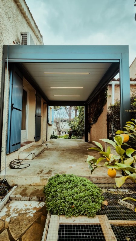 Espace extérieur moderne et confortable avec pergola bioclimatique à Marignane