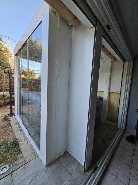 Petite pergola bioclimatique avec pose de parois vitrées seeglas pour jacuzzi à Marseille