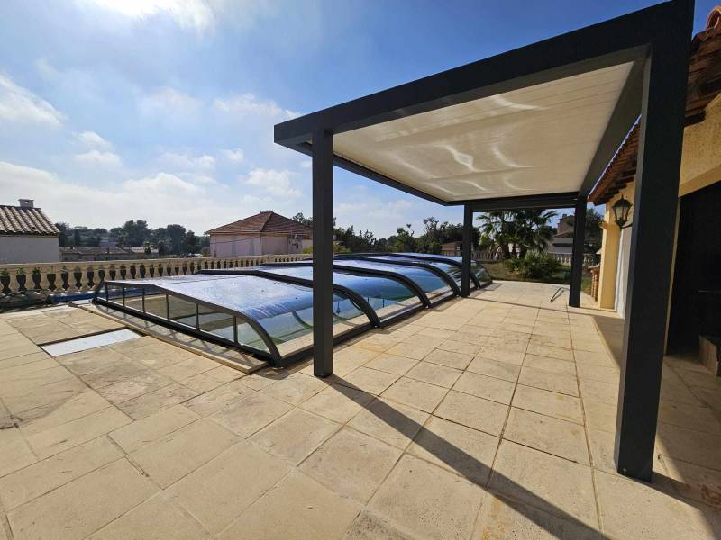 Agencement d'une pergola bioclimatique en accord avec l'abri de piscine mi-haut