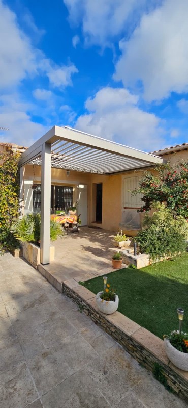 Pergola bioclimatique de dimension 4x3 adossée en aluminium au Pennes-Mirabeau