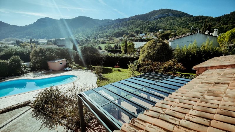 Pergola vitrée sur-mesure en aluminium avec stores à Saint Savournin