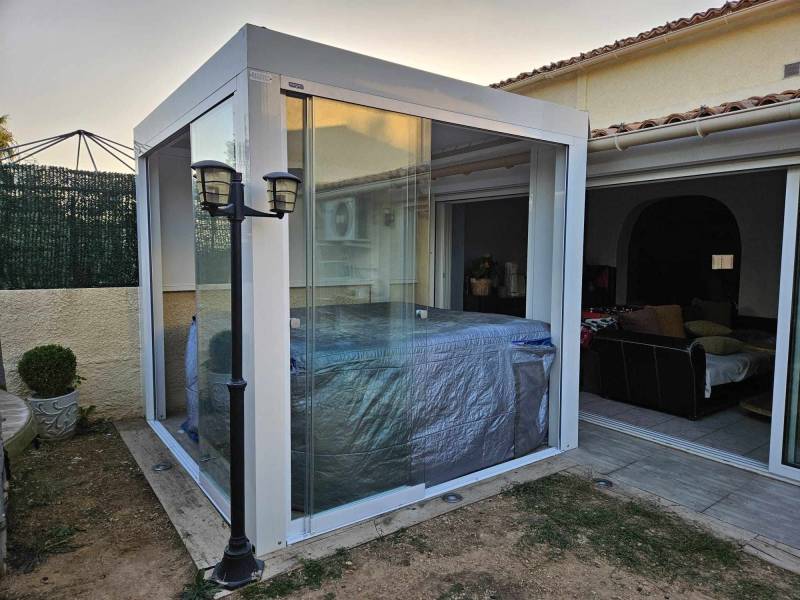 Petite pergola bioclimatique avec pose de parois vitrées seeglas pour jacuzzi à Marseille