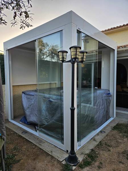 Petite pergola bioclimatique avec pose de parois vitrées seeglas pour jacuzzi à Marseille