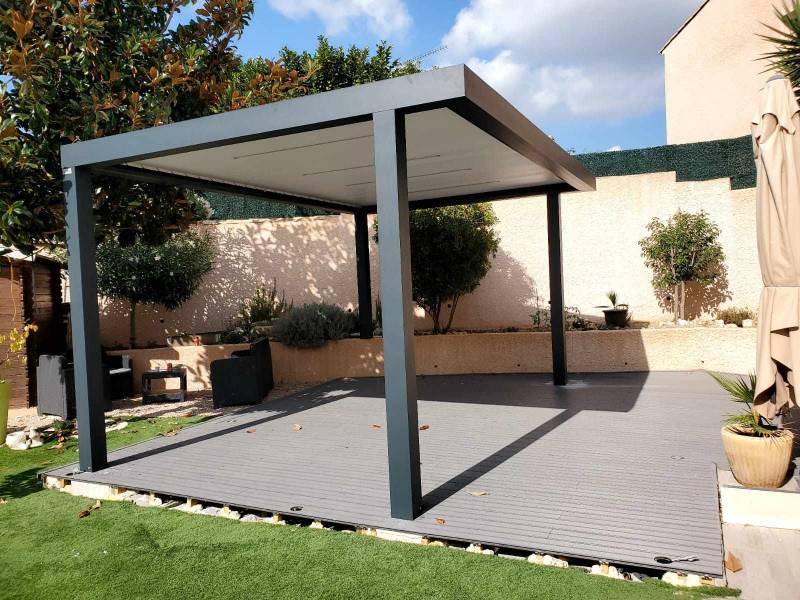 Réalisation d'une pergola bioclimatique avec un poteau déporté en aluminium gris anthracite