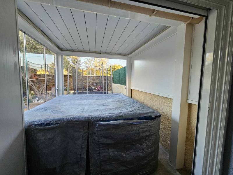 Petite pergola bioclimatique avec pose de parois vitrées seeglas pour jacuzzi à Marseille