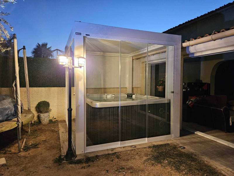 Petite pergola bioclimatique avec pose de parois vitrées seeglas pour jacuzzi à Marseille