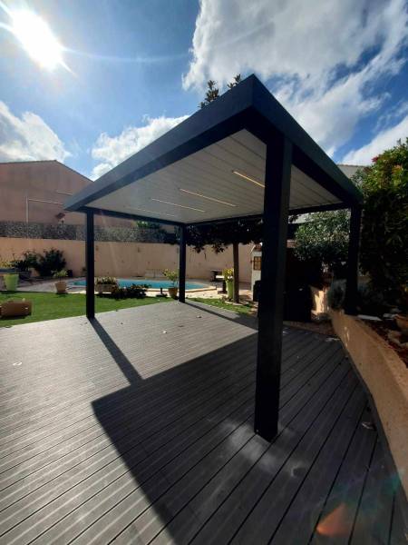 Réalisation d'une pergola bioclimatique avec un poteau déporté en aluminium gris anthracite