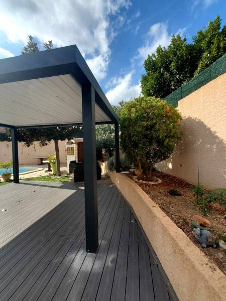 Réalisation d'une pergola bioclimatique avec un poteau déporté en aluminium gris anthracite