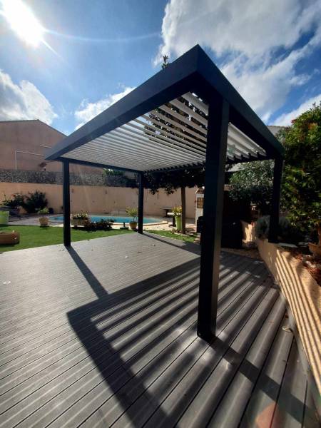 Réalisation d'une pergola bioclimatique avec un poteau déporté en aluminium gris anthracite