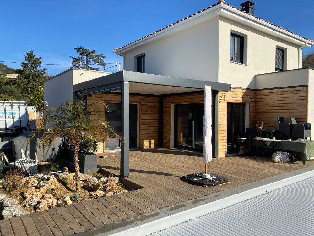 Pergola bioclimatique rétractable près d'une piscine à Toulon dans le Var