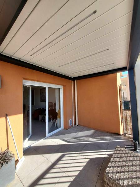 Aménagement d'une terrasse d'appartement avec une pergola bioclimatique adossée au mur à Eguilles