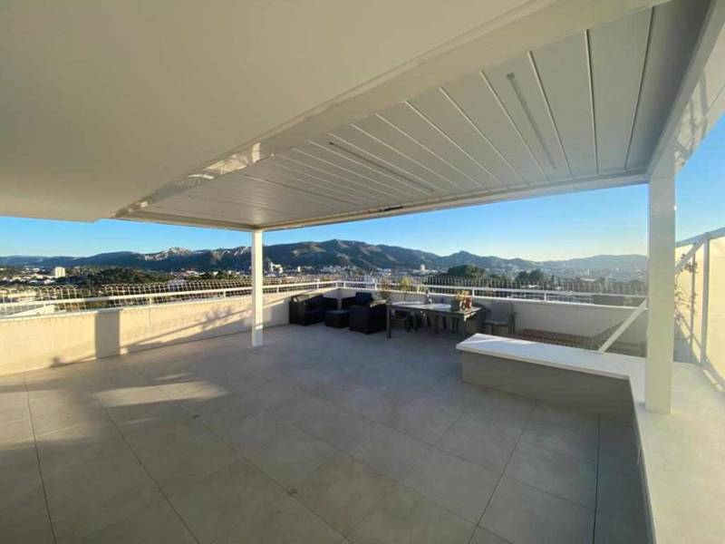 Grande pergola bioclimatique 5x3 en aluminium blanc adossée pour toit-terrasse à Velaux (Bouches-du-Rhône)