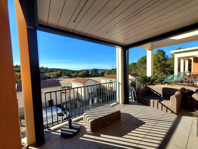 Aménagement d'une terrasse d'appartement avec une pergola bioclimatique adossée au mur à Eguilles