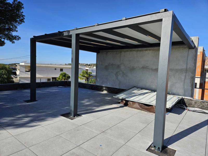 Réalisation d'une pergola en polycarbonate adossée à un mur sur un toit terrasse