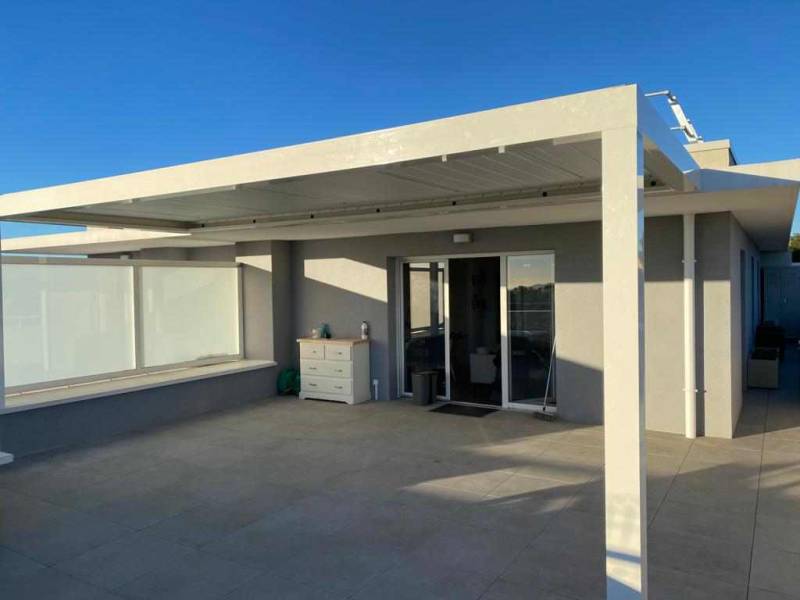 Grande pergola bioclimatique 5x3 en aluminium blanc adossée pour toit-terrasse à Velaux (Bouches-du-Rhône)