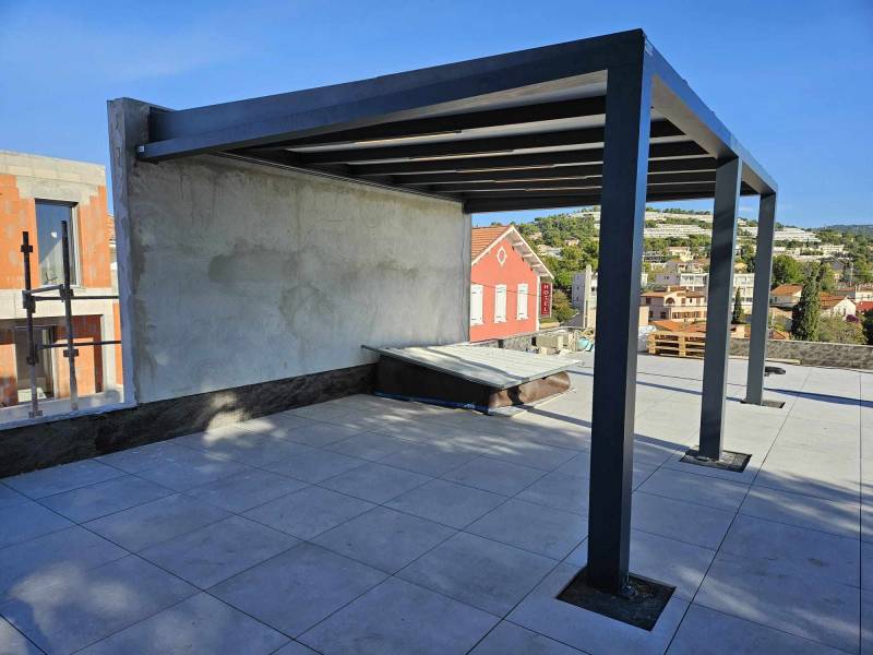Réalisation d'une pergola en polycarbonate adossée à un mur sur un toit terrasse