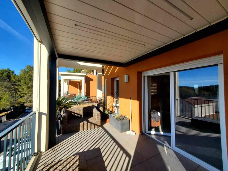 Aménagement d'une terrasse d'appartement avec une pergola bioclimatique adossée au mur à Eguilles