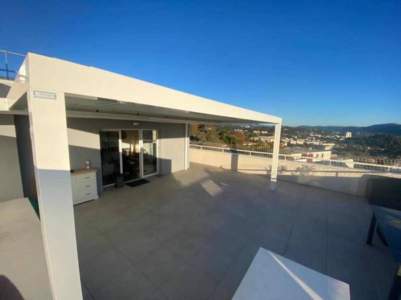 Grande pergola bioclimatique 5x3 en aluminium blanc adossée pour toit-terrasse à Velaux (Bouches-du-Rhône)