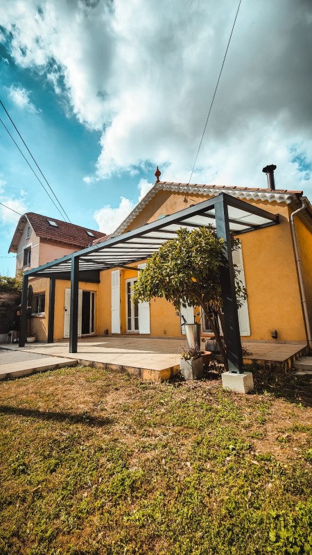 Pose d'une pergola luminov de 26m2 gris Anthracite avec toiture en verre de la collection Eleganz sans corniche à Toulon
