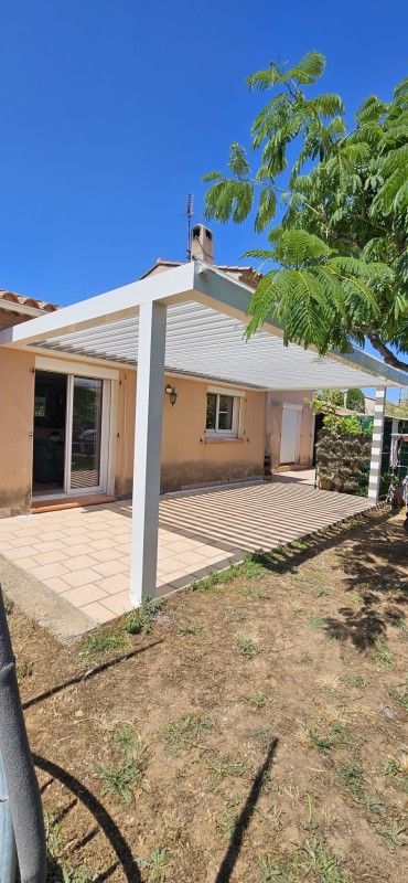 Conception d'une pergola bioclimatik avec 2 poteaux déportés Blanc à La SEYNE SUR MER