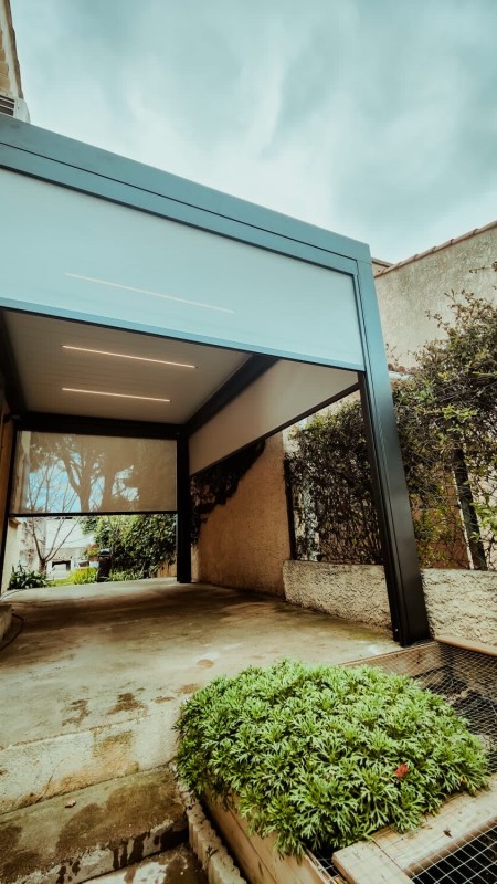 Installation de pergola bioclimatique à Marignane avec stores Polyscreen et bandeaux LEDs
