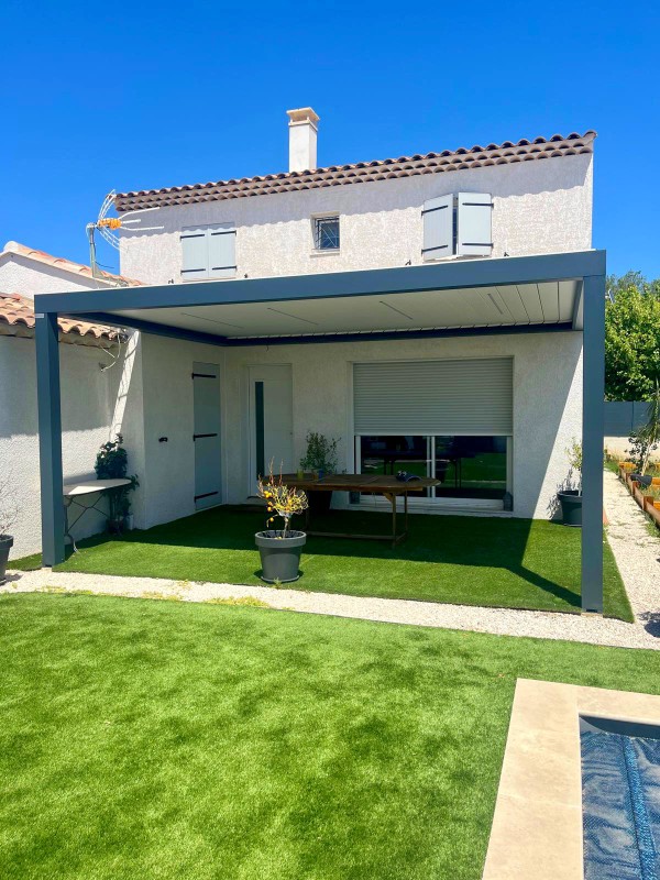 Installation de pergola bioclimatique en aluminium pour protection solaire à LA CIOTAT