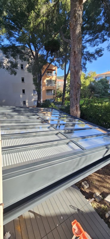 Pourquoi choisir une pergola Luminov avec toiture en verre  pour votre extérieur à Saint-Mandrier-sur-Mer ?