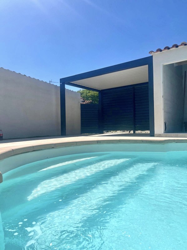 Pose d'une pergola bioclimatique avec 2 brise-vue de 11m² gris Anthracite (YL316F) à LA BOUILLADISSE