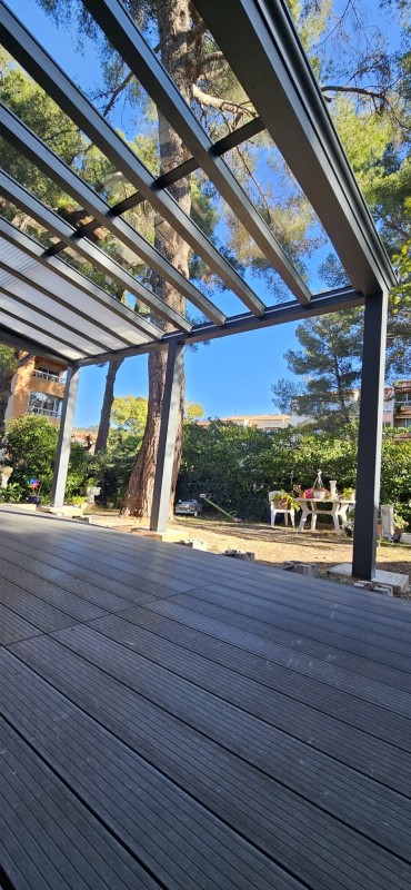 Pourquoi choisir une pergola Luminov avec toiture en verre  pour votre extérieur à Saint-Mandrier-sur-Mer ?