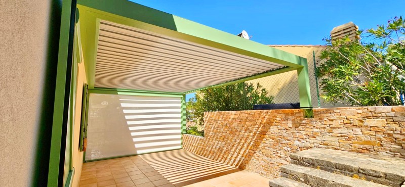 Pergola Bioclimatik colorie Vert Provençal à Sanary sur Mer : La Solution Élégante pour Votre Extérieur