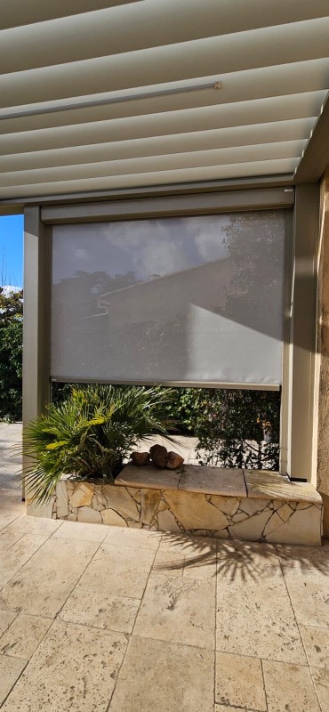 Pergola bioclimatique de dimension 4x3 adossée en aluminium au Pennes-Mirabeau