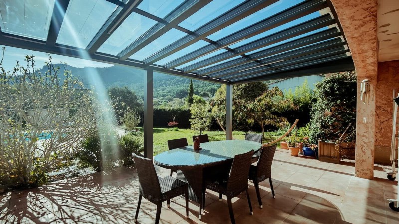 Pergola vitrée sur-mesure en aluminium avec stores à Saint Savournin