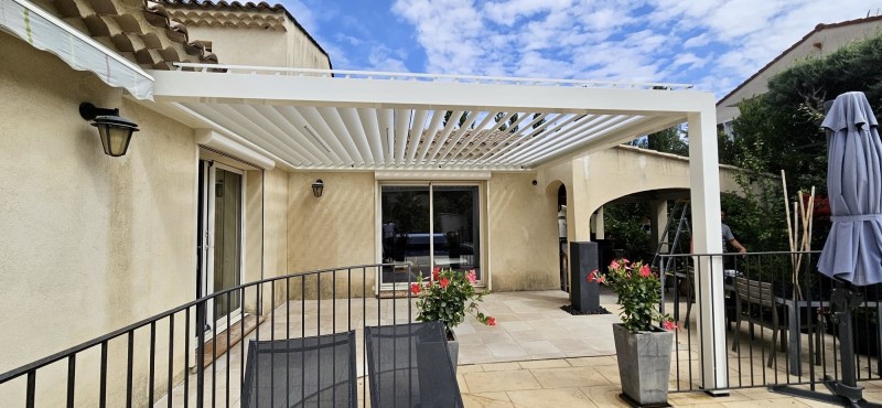 Construction d'une pergola bioclimatik blanche de 21 m² à Bouc-Bel-Air