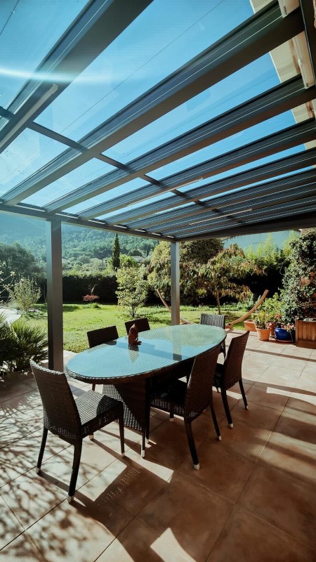 Pergola vitrée sur-mesure en aluminium avec stores à Saint Savournin