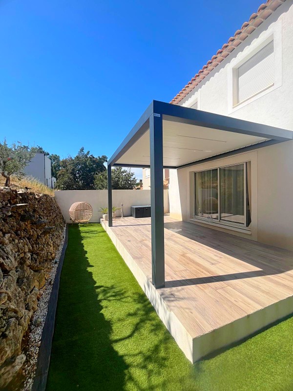 Pergola Bioclimatik gris Anthracite de 17,68 m² rétroéclairée avec bandeaux LED à GEMENOS